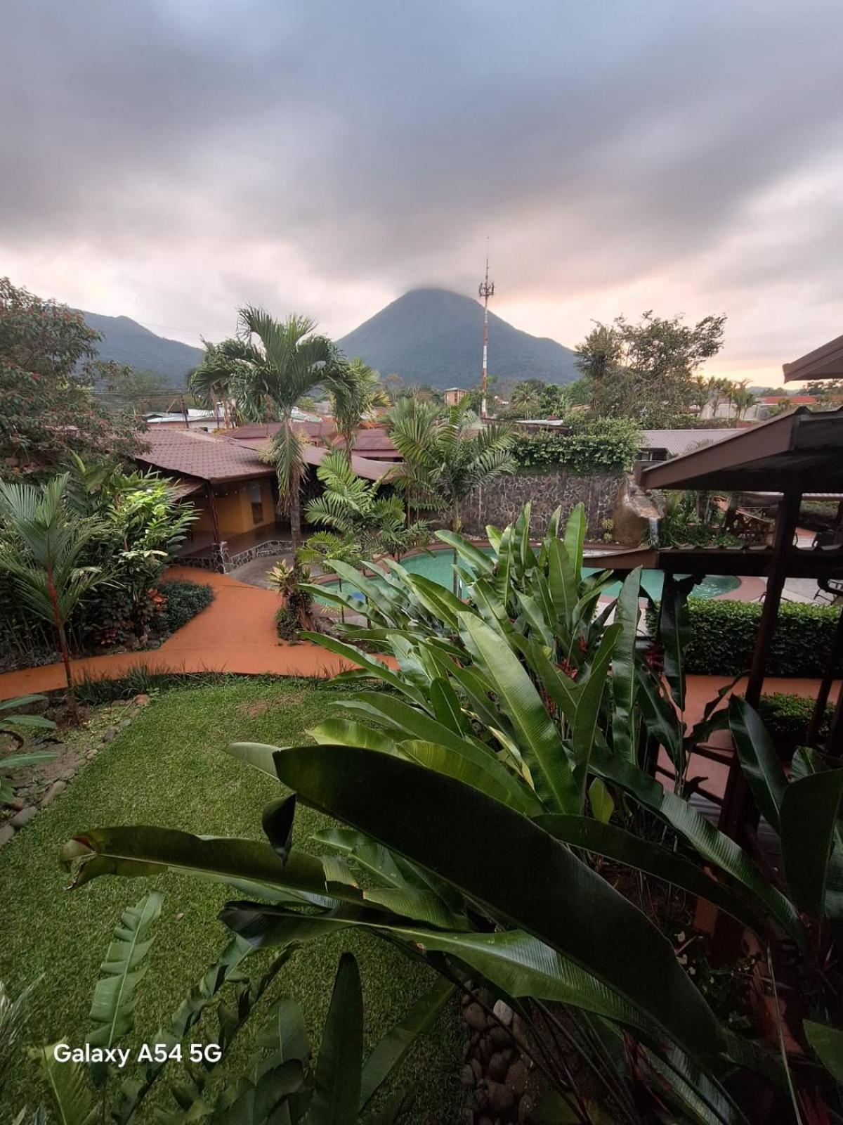 Hotel Iris Arenal La Fortuna Екстер'єр фото